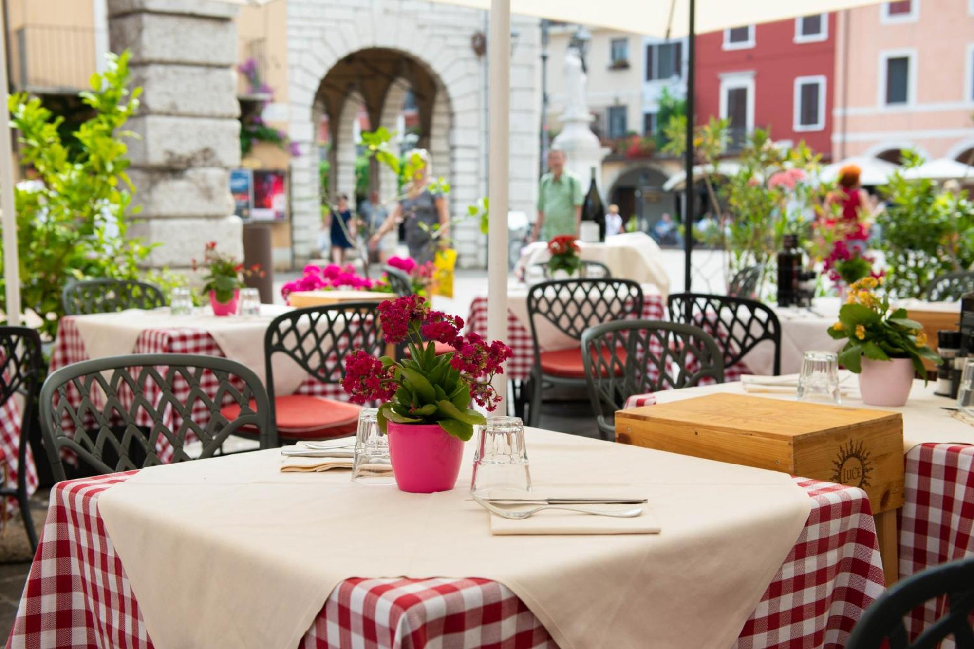Alessi Hotel Trattoria ديسينسانو ديل غاردا المظهر الخارجي الصورة