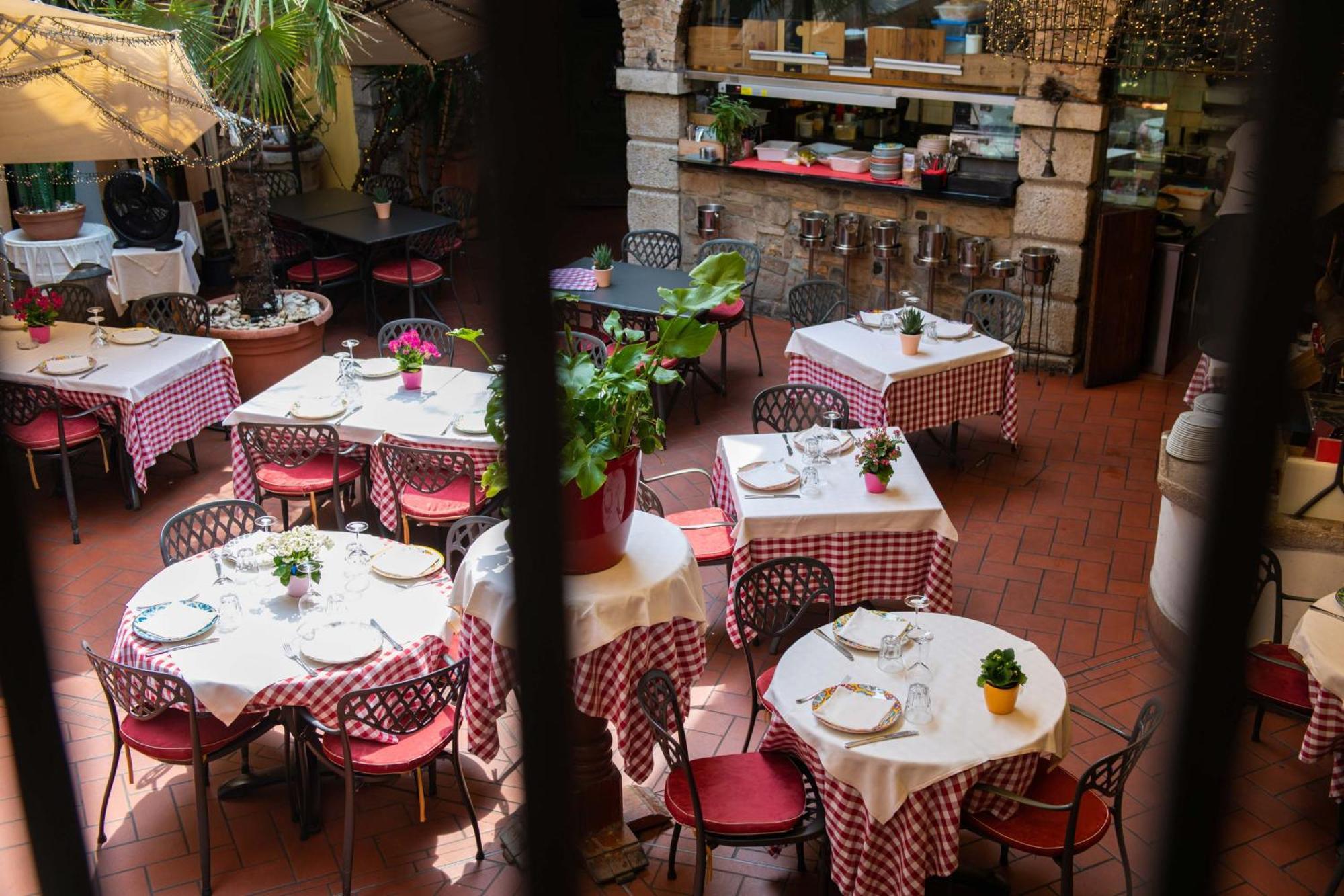 Alessi Hotel Trattoria ديسينسانو ديل غاردا المظهر الخارجي الصورة