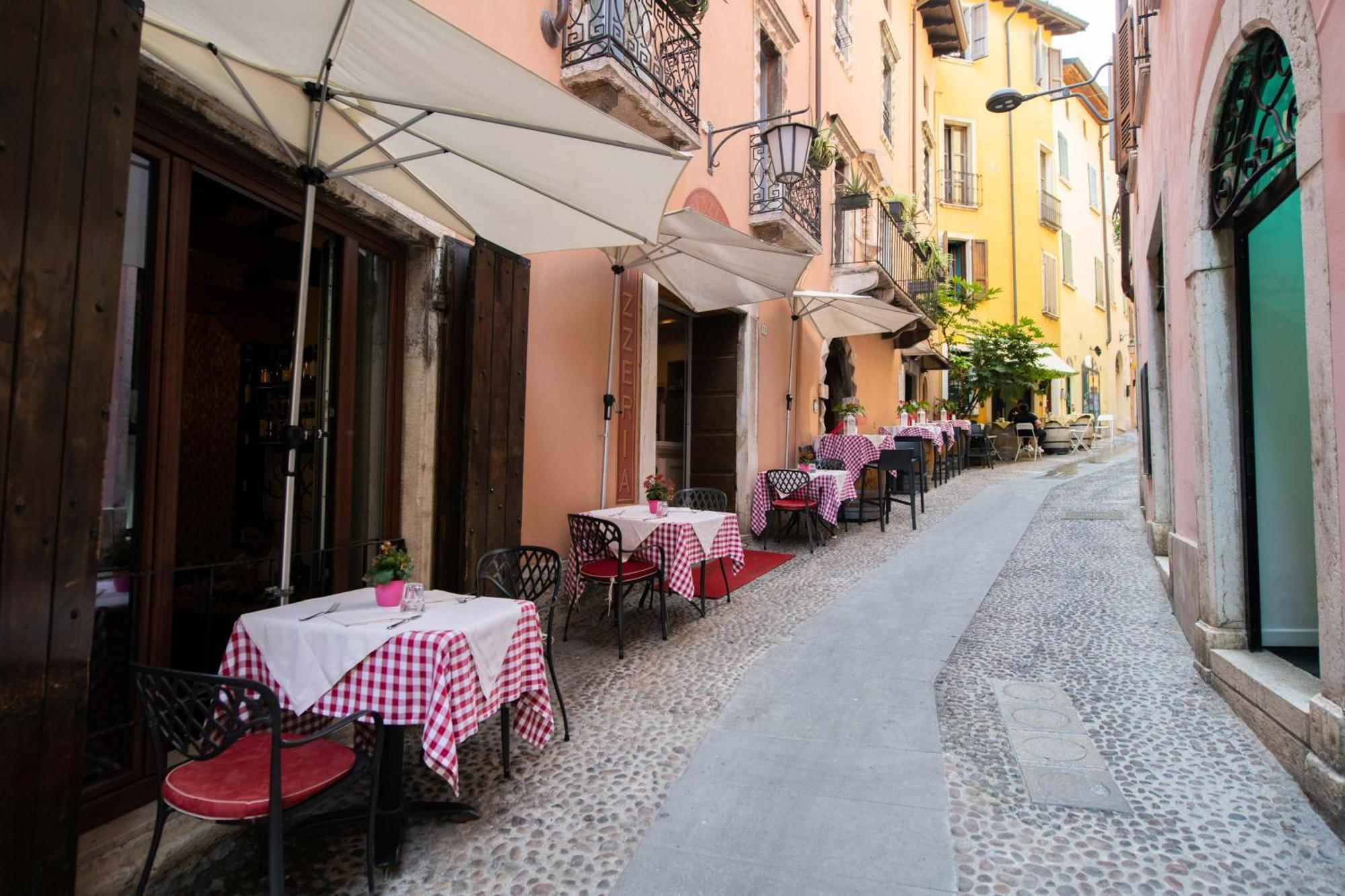 Alessi Hotel Trattoria ديسينسانو ديل غاردا المظهر الخارجي الصورة