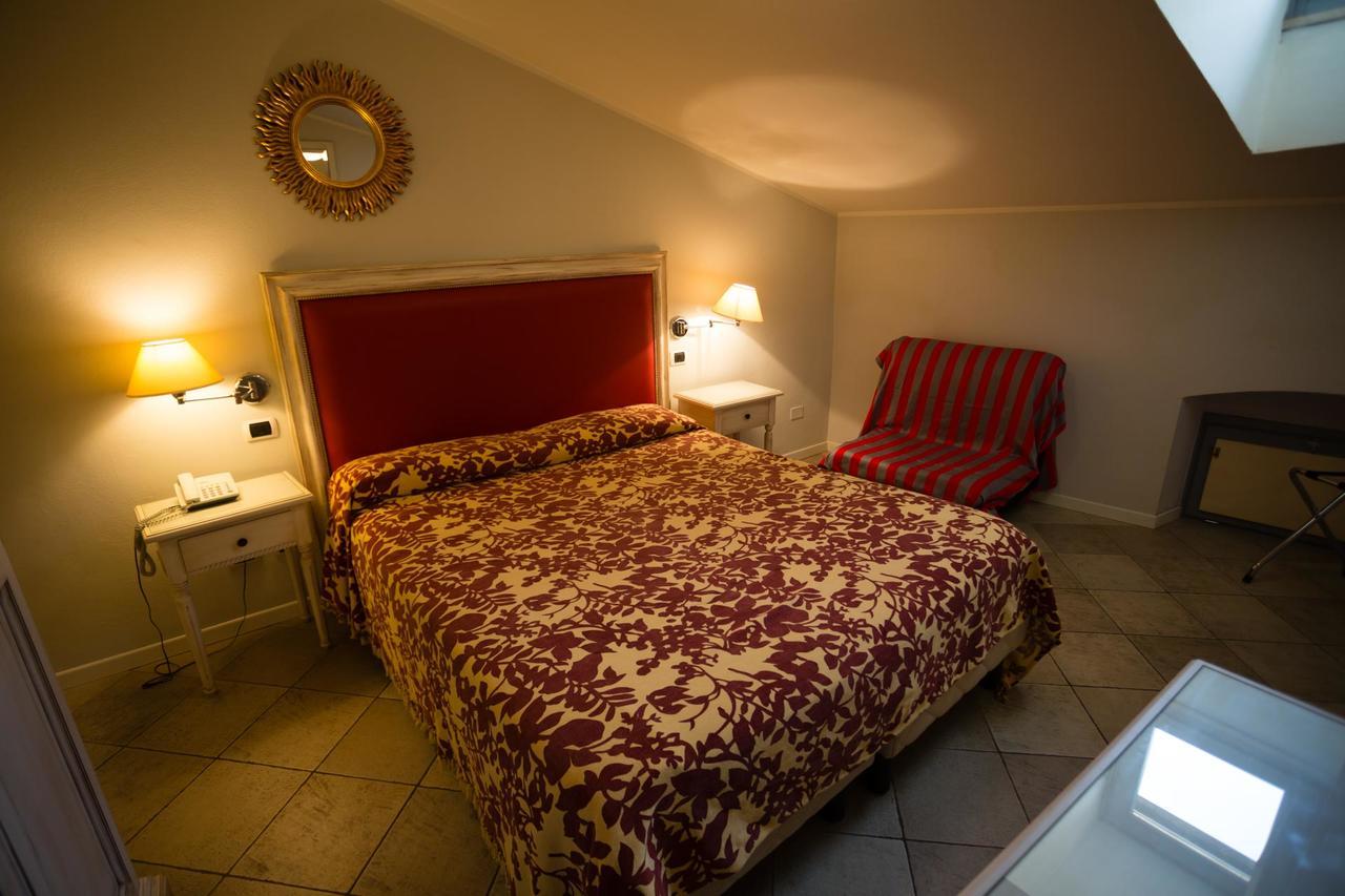 Alessi Hotel Trattoria ديسينسانو ديل غاردا المظهر الخارجي الصورة