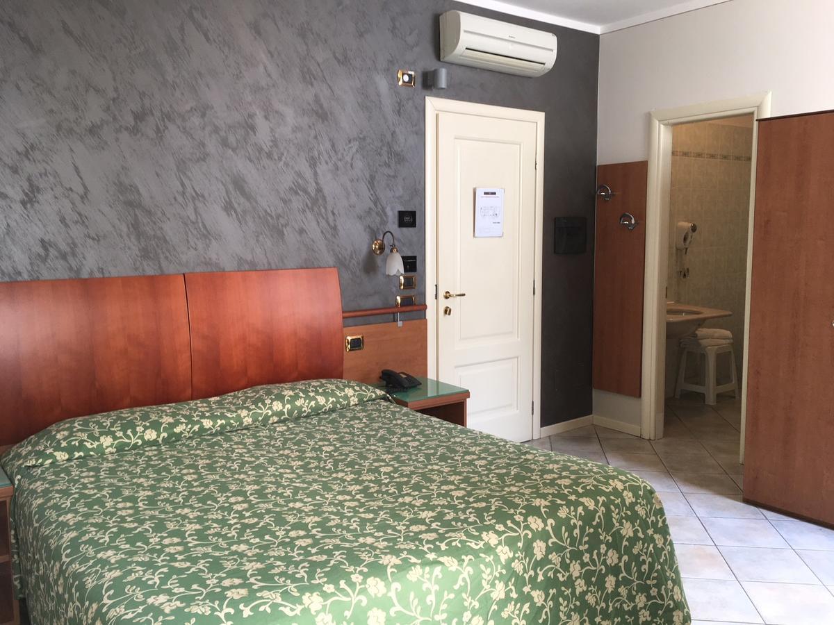 Alessi Hotel Trattoria ديسينسانو ديل غاردا المظهر الخارجي الصورة